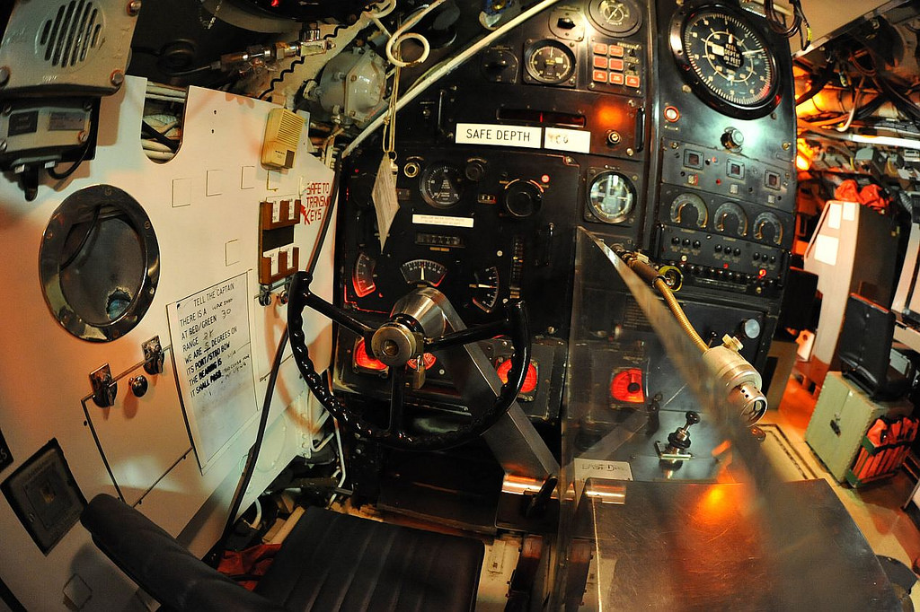 大海航行靠舵手潜艇驾驶舱各种仪表令人眼花缭乱