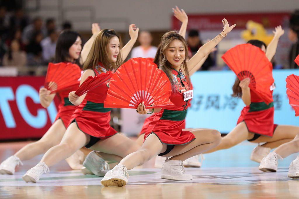 组图:北控男篮主场迎战天津 拉拉队着旗袍助威