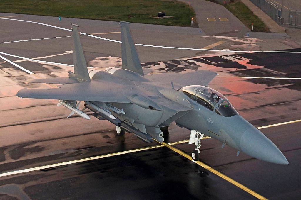 沙特f15sa战机开启"野兽模式"超级挂载 苏35怒怼打脸