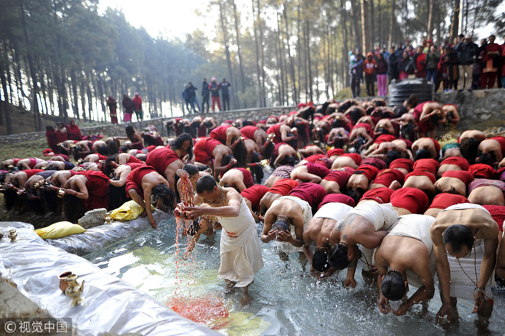 尼泊尔人庆祝印度教传统节日 众人池中"共浴"祈福