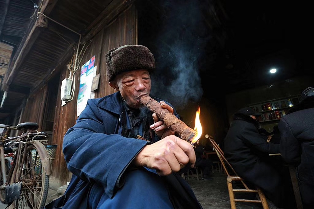 古镇老人绝活:手持30厘米长烟吸,自称仅此一家