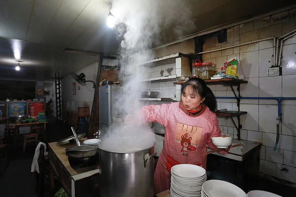 这家小饭馆被称为五星级饭店,竟有游客驱车几百公里来尝美食