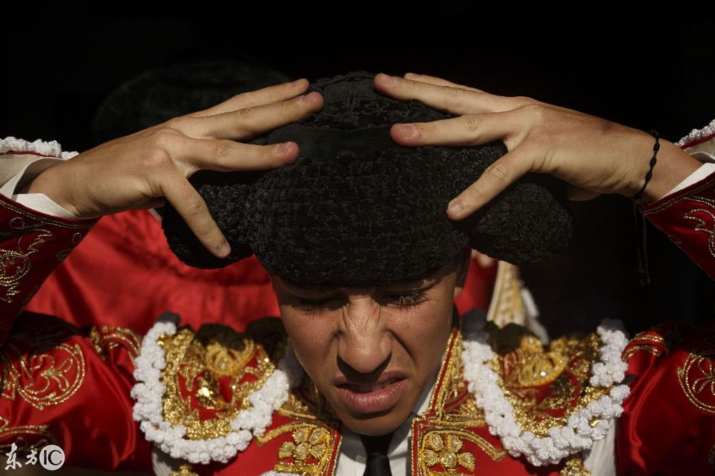 图为斗牛士alvaro lorenzo在上场前调整着自己的蒙特拉帽子,马上就是