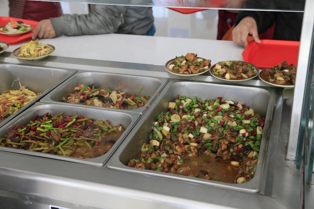 这家企业食堂伙食还真不错十块钱以内免餐 看看都有哪些菜?