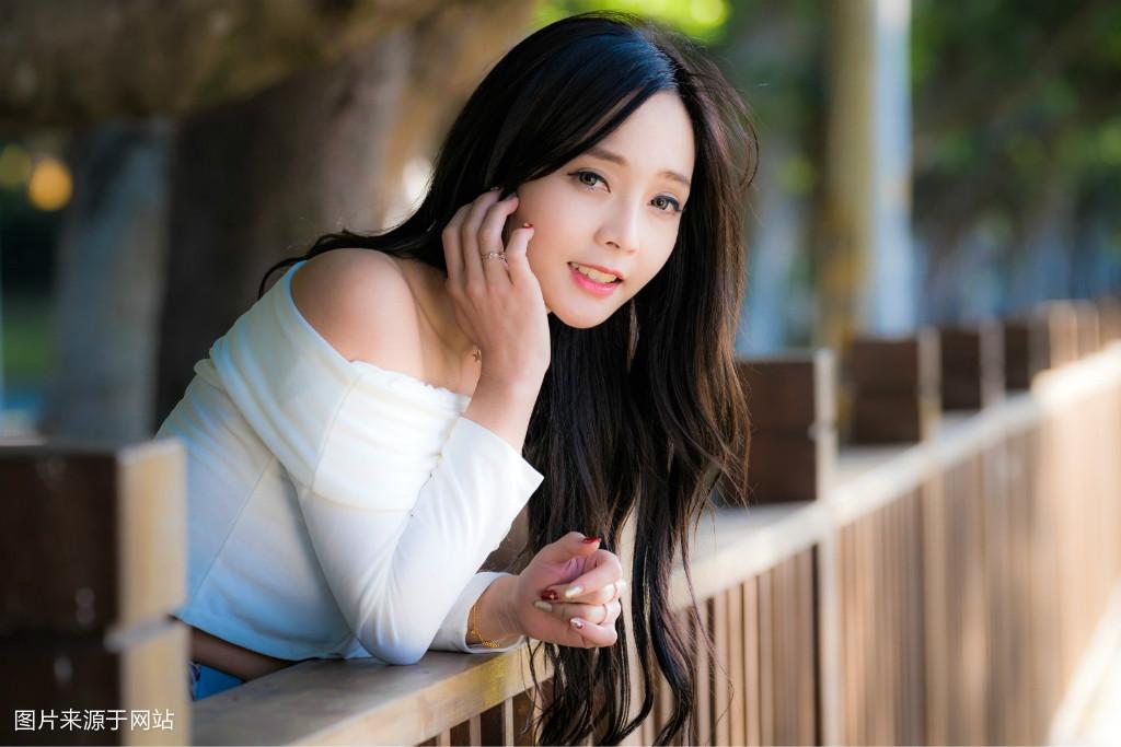 蓝眼睛,奔放的肢体同样能吸引异国人种目光;加上白羊座一见钟情的机率
