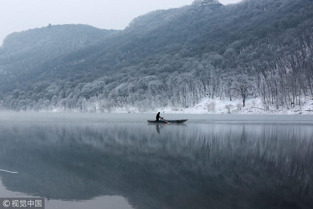 吉林桦甸:游客划船突然犯文艺放手漂流 白雾配慢船真有点意境