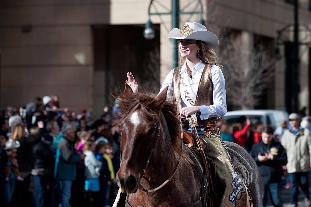 美国西部牛仔节盛况游行,马背上的女牛仔英姿飒爽!