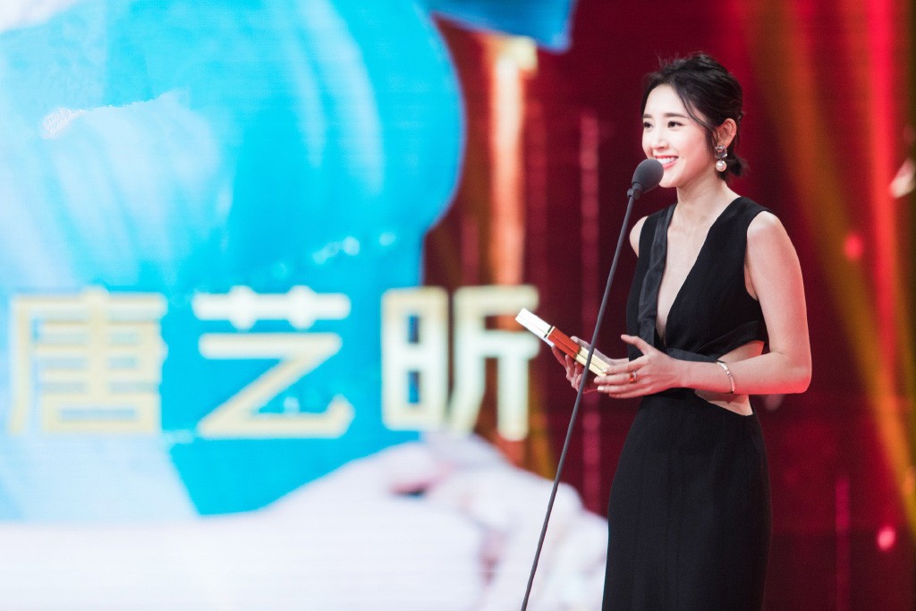 唐艺昕棚拍大片清新甜美的她也可以驾驭性感穿搭非常时尚漂亮