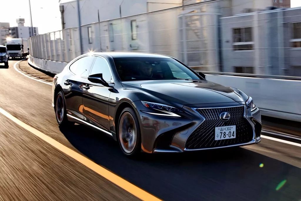 在横滨这种狭窄多弯的城市高架路上行驶,唯独只有ls 500h能让她睡着