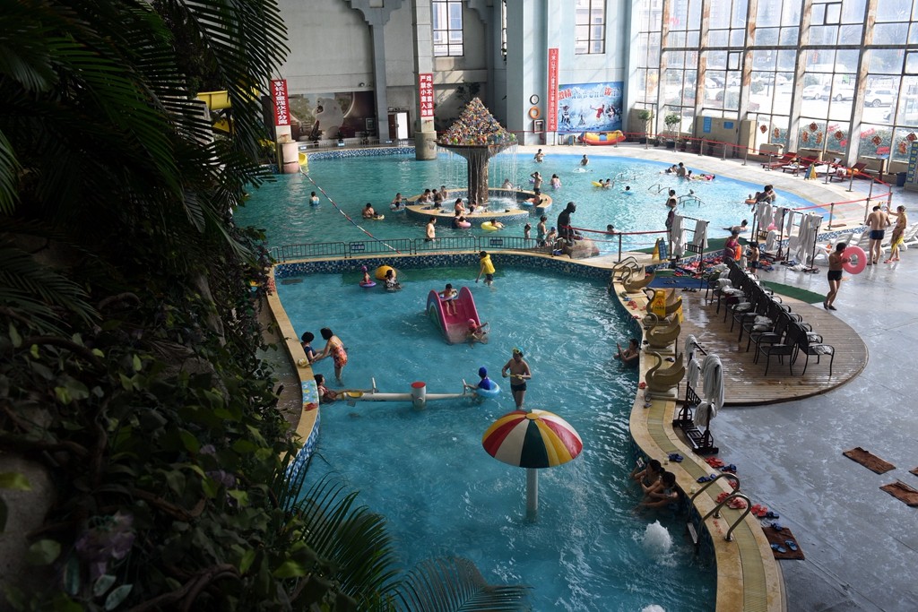 家长和孩子们扎堆的温馨乐园西咸海泉湾里感受浪漫温泉