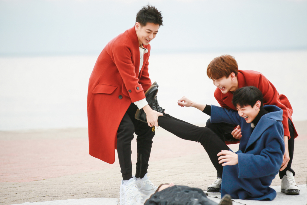 胡一天与熊梓淇同穿红色风国民老公和校园男神气质差别真大