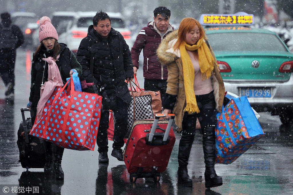 浙江金华漫天飞雪 返乡旅客风雪兼程赶高铁