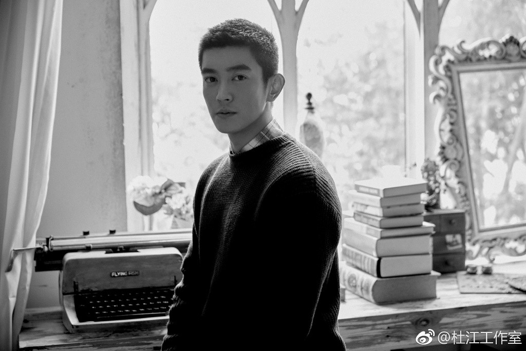 被脚踹,被活埋,杜江不惧挑战饰演撤侨英雄,还会带嗯哼观影