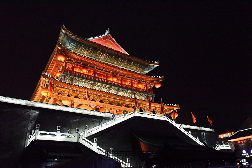 全国百名网络大V春节夜晚登上西安钟鼓楼 观赏古都西安都市夜景