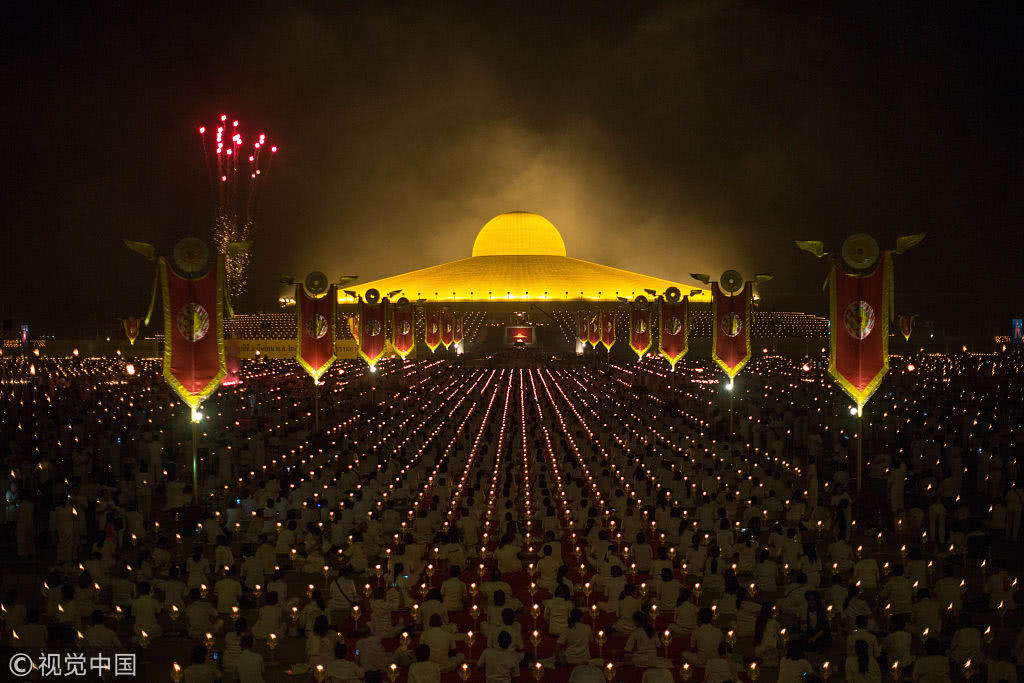 泰国佛教信徒庆祝万佛节 上千僧侣持灯祈祷场面盛大