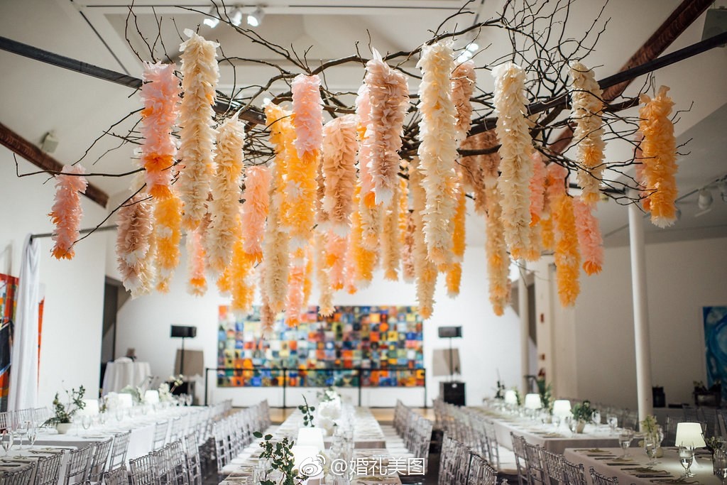 鲜花悬挂吊灯,让婚礼更加柔软,更加浪漫