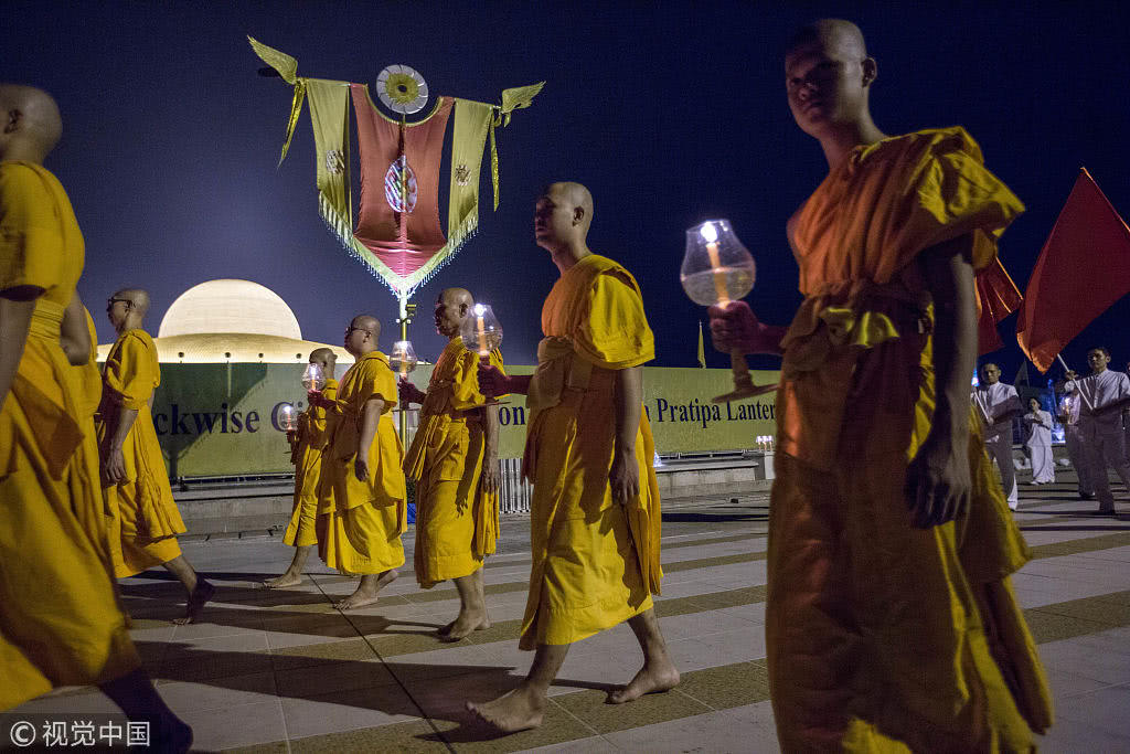 泰国佛教信徒庆祝万佛节 上千僧侣持灯祈祷场面盛大