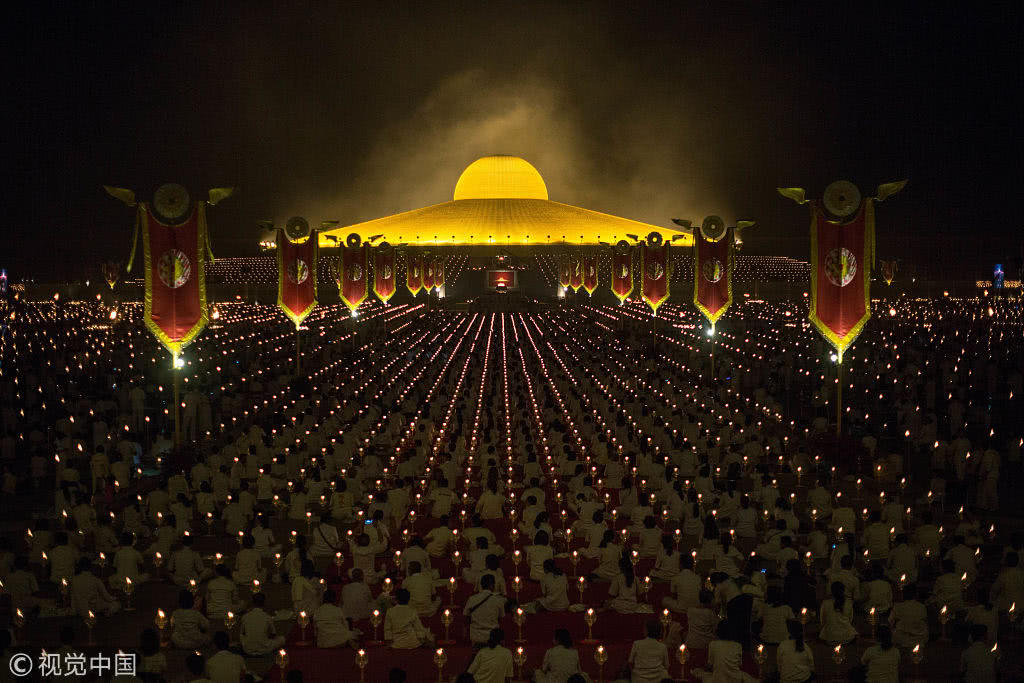 泰国佛教信徒庆祝万佛节 上千僧侣持灯祈祷场面盛大