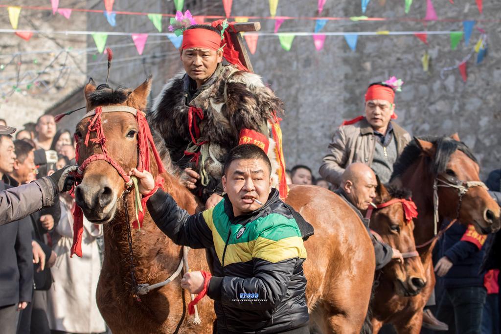 正月里那来自远古的跑马汉子