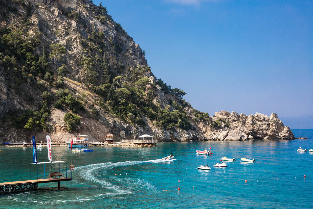 死海有着一个动人的美丽传说,传说公海中航行的船只路过此地,船长的