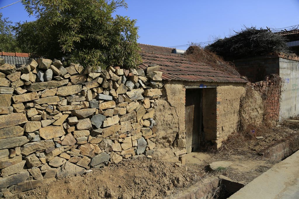 农村低矮的老房子恐怕有六十七年了 墙体是土做的,现在十分少见