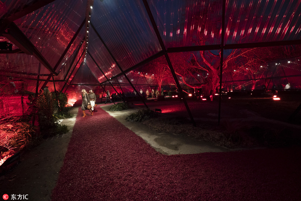 这次爱马仕把秀场搬到了户外,把t台建在玻璃房内,花园里的树都打上