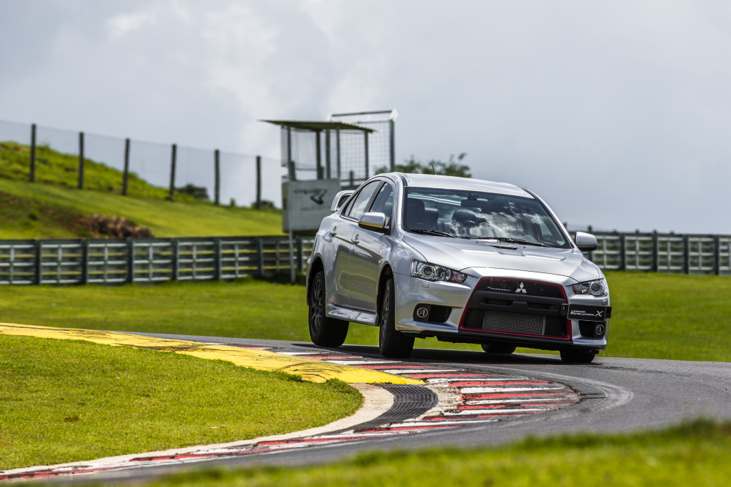 敢对超跑竖中指的evo,就因为仗着这颗引擎!