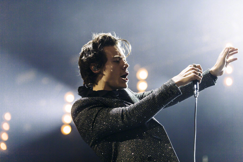 哈卷harry styles 世界巡演欧洲之旅拉开帷幕