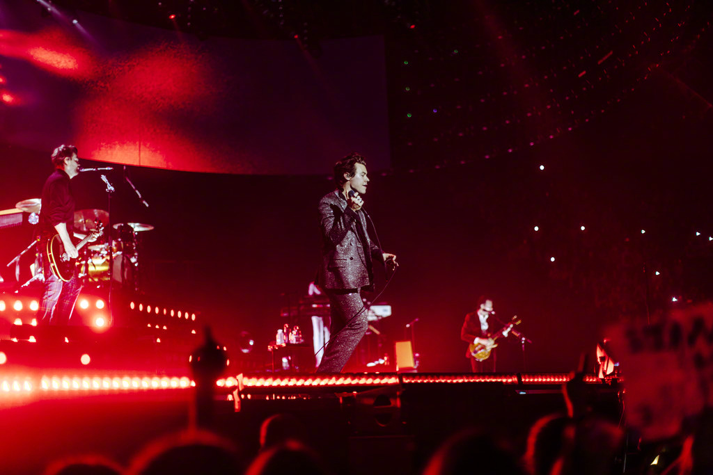 哈卷harry styles 世界巡演欧洲之旅拉开帷幕