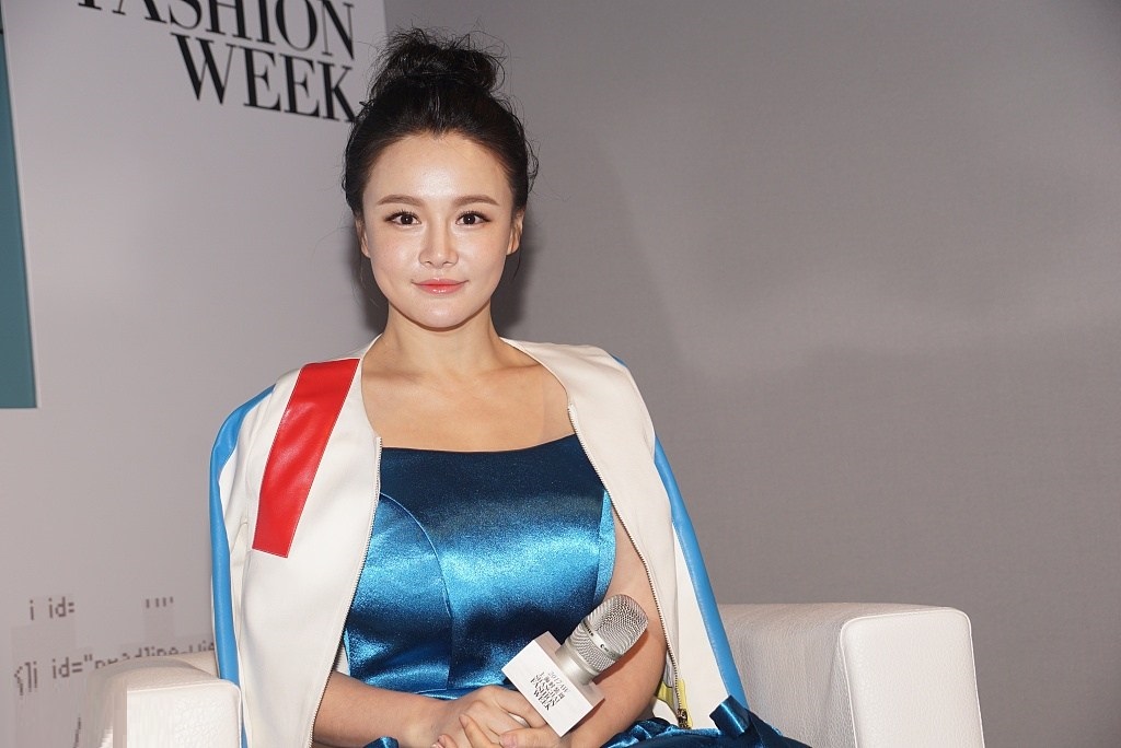 冉莹颖秀红衣美照,女王范十足,网友:衣服总算穿对了