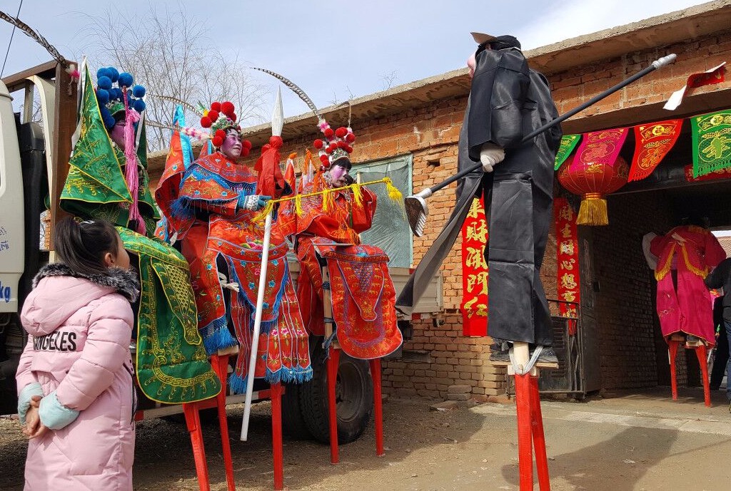 村民踩高跷挨家挨户拜年, 一年只能见一回