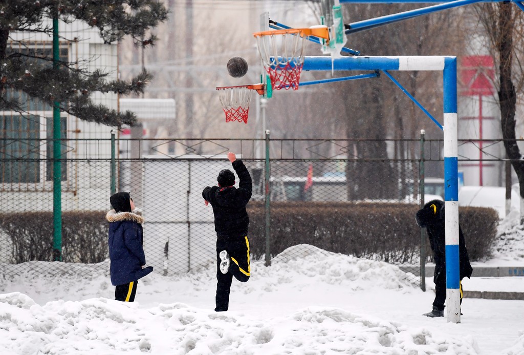长春少年零下15中雪天气下打篮球双手冻通红直喊麻
