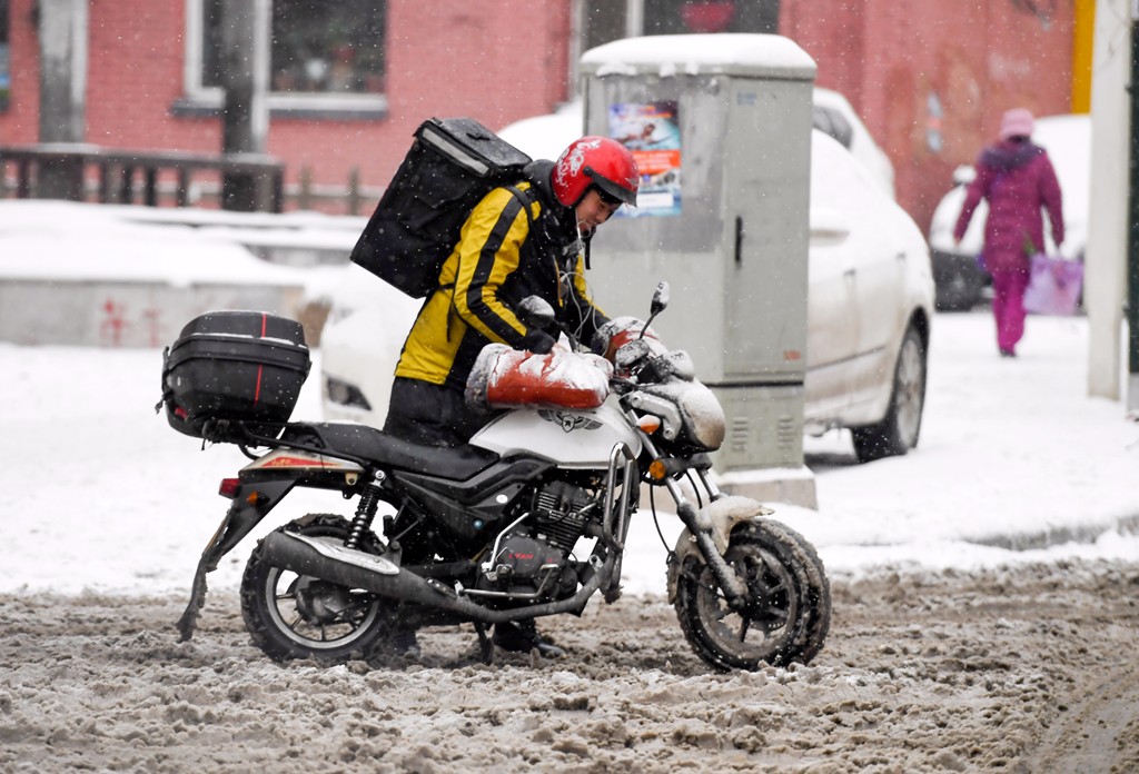 长春外卖小哥雨雪天送餐多次熄火 面露尬色无奈蹬行|摩托车|雨雪|熄火