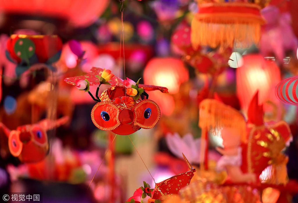 元宵佳节,扎灯,观灯更成为民间千百年来的传统习俗.