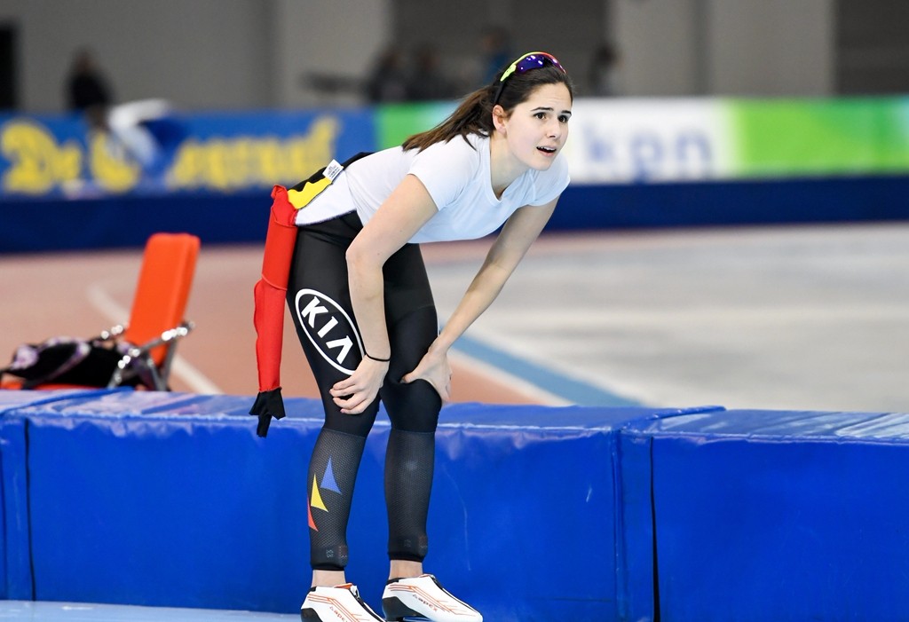 短道速滑美女运动员向冰迷热情招手笑容甜美