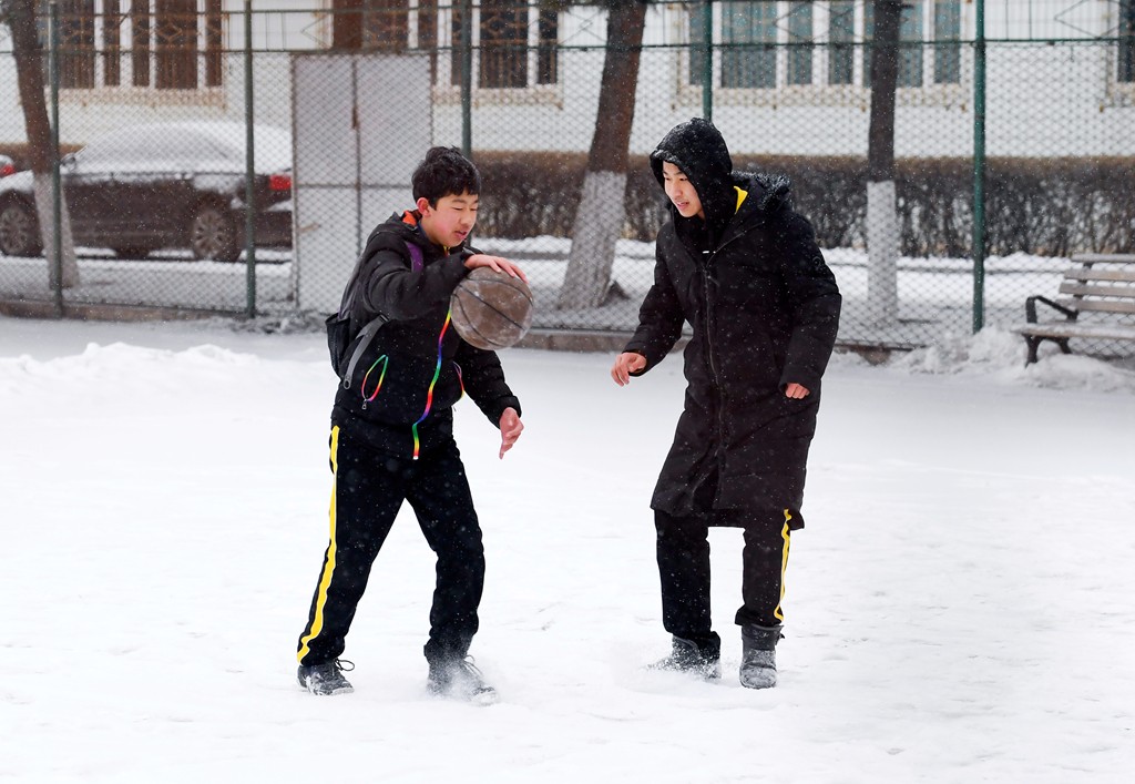 长春少年零下15中雪天气下打篮球双手冻通红直喊麻