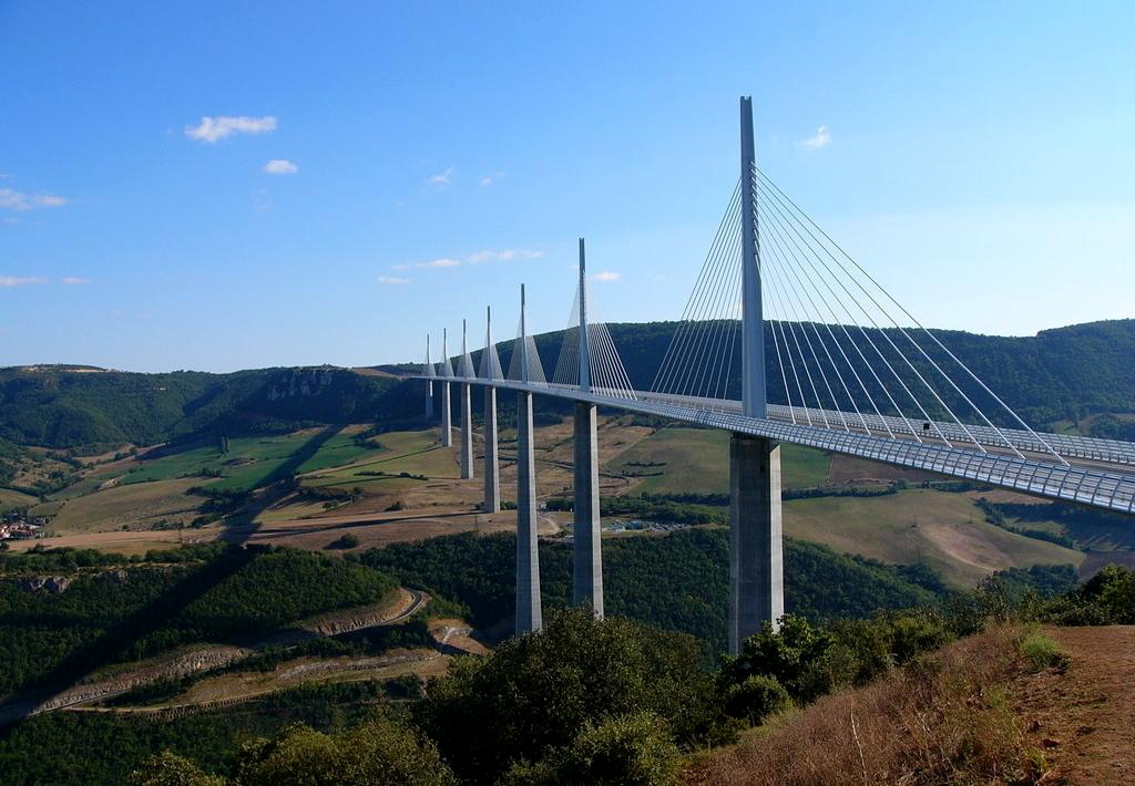 2,美国:旧金山的金门大桥 金门大桥,峙于美国加利福尼亚州旧金山金门