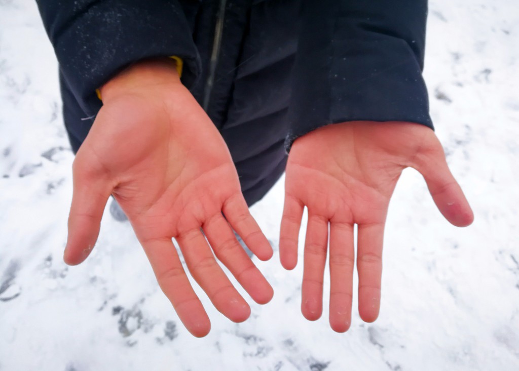 长春少年零下15中雪天气下打篮球双手冻通红直喊麻