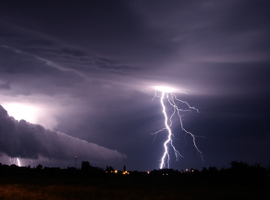 摄影师记录闪电的一瞬间打雷时妹子们要保护好自己