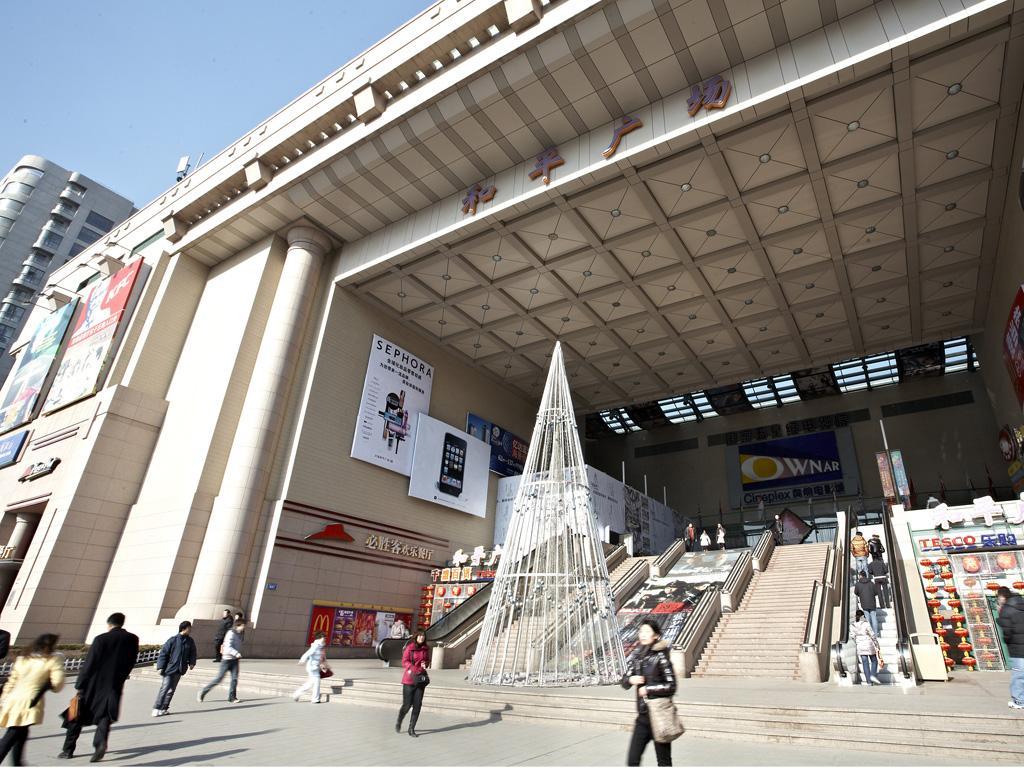 大连和平广场一男子横穿马路 推倒交警还破口大骂