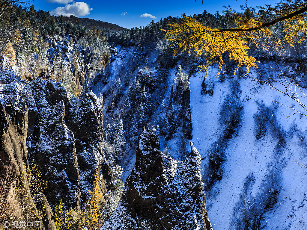 吉林:长白山大峡谷搞不同 秋季雪景亮相倾倒游人
