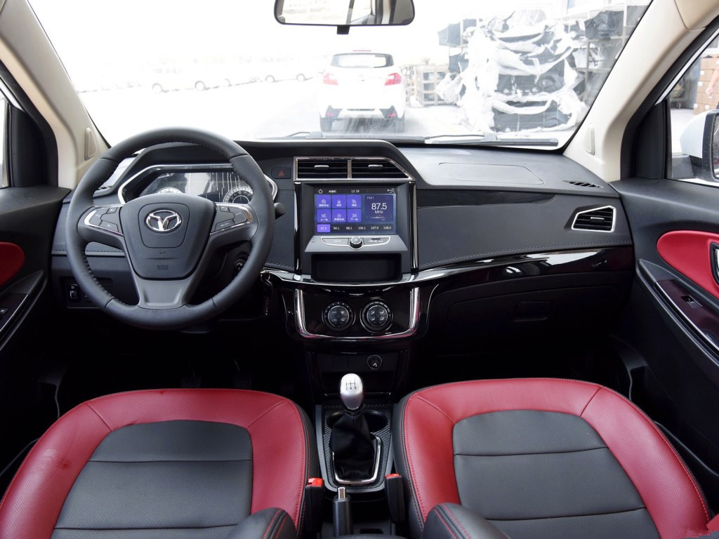 潍柴英致g3的内饰设计有着不错的视觉效果,在仪表盘,空调出风口以及