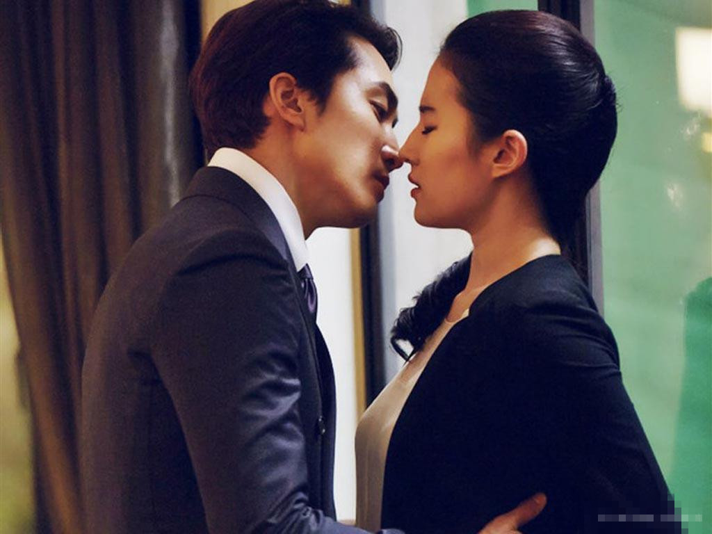 刘亦菲宋承宪分手,网友论亦菲:寂寞时找不到肩膀依靠让人尴尬