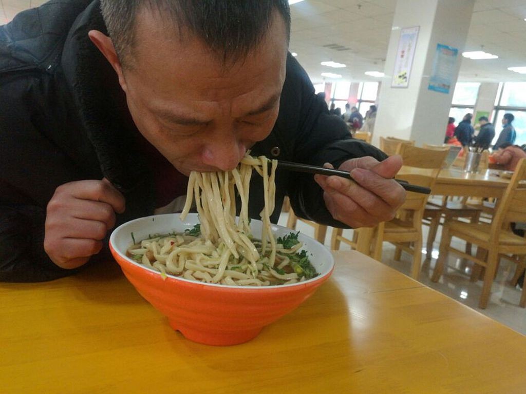 零下七度食堂中午安排吃面条 一只鸡蛋切成两半这有什么讲究吗?