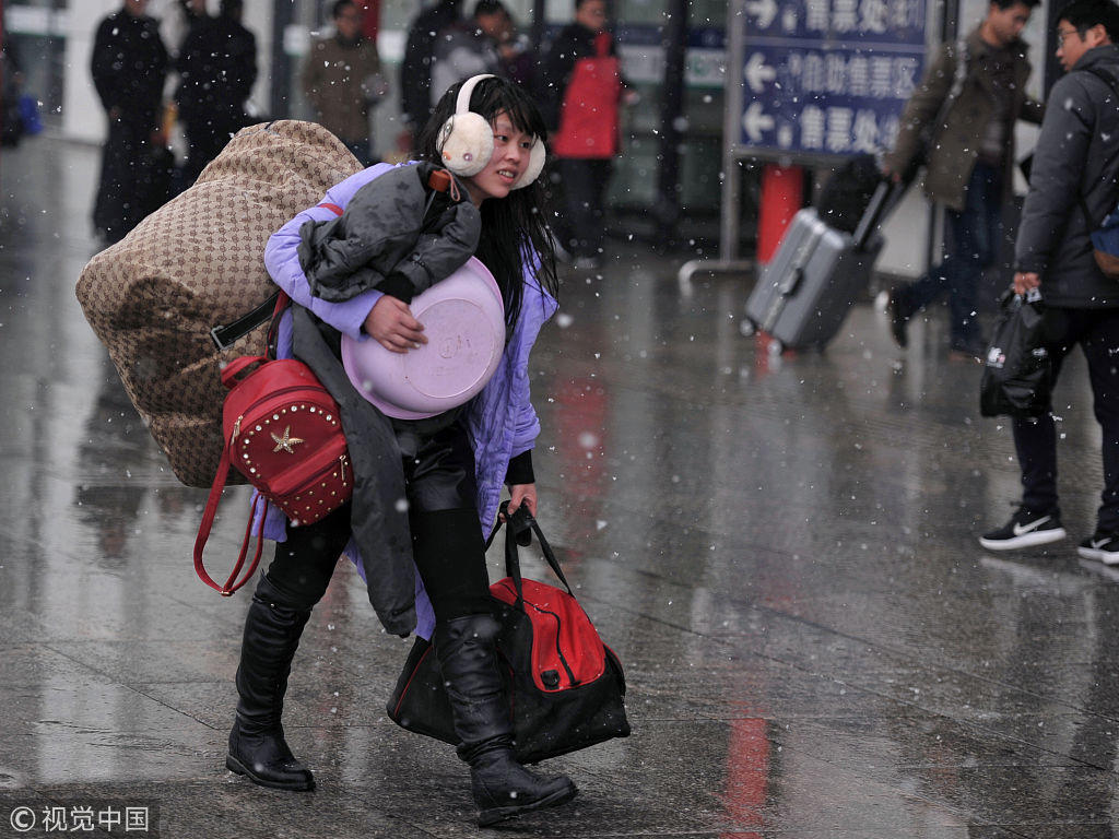 浙江金华漫天飞雪 返乡旅客风雪兼程赶高铁