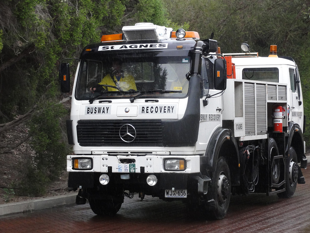 71岁老大爷改装独特的双头车,开上路没几小时就被交警拦下了!
