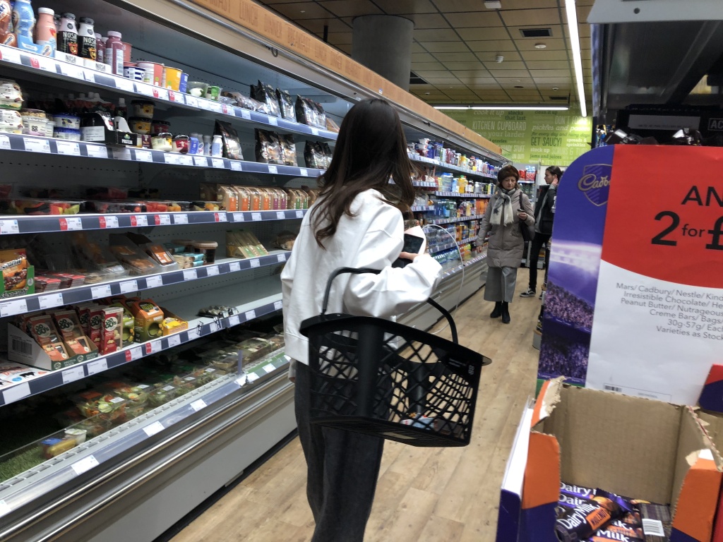 来看下戚薇的背影,发现她真的很瘦,从后面看也感到很美.