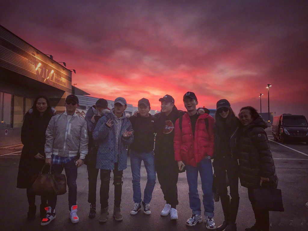 邓超与李晨分别晒跑男团合影照,照片中相差一