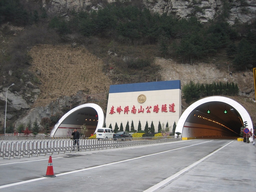 世界最长双洞公路隧道:横穿秦岭,高颜值,里面竟暗藏蓝天白云!