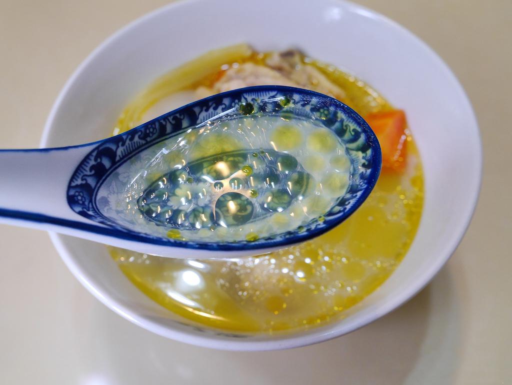 汆烫过鸡肉与食材放锅里,半小时炖出抗感冒鸡汤,油花四溢很香!